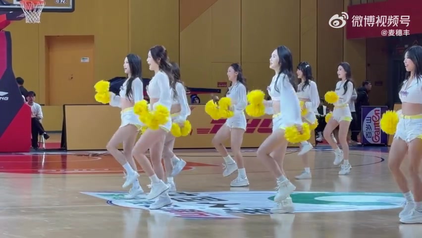 OD体育官网-活力十足！媒体人晒广州男篮主场啦啦队的舞蹈表演视频