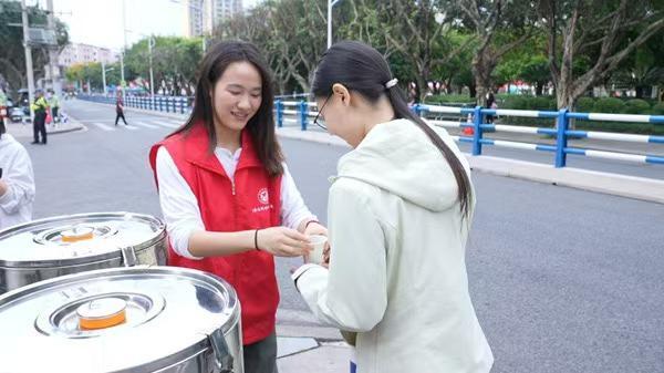 OD-铜梁龙体育场首场中超联赛 暖心宠粉让球迷似“回家”